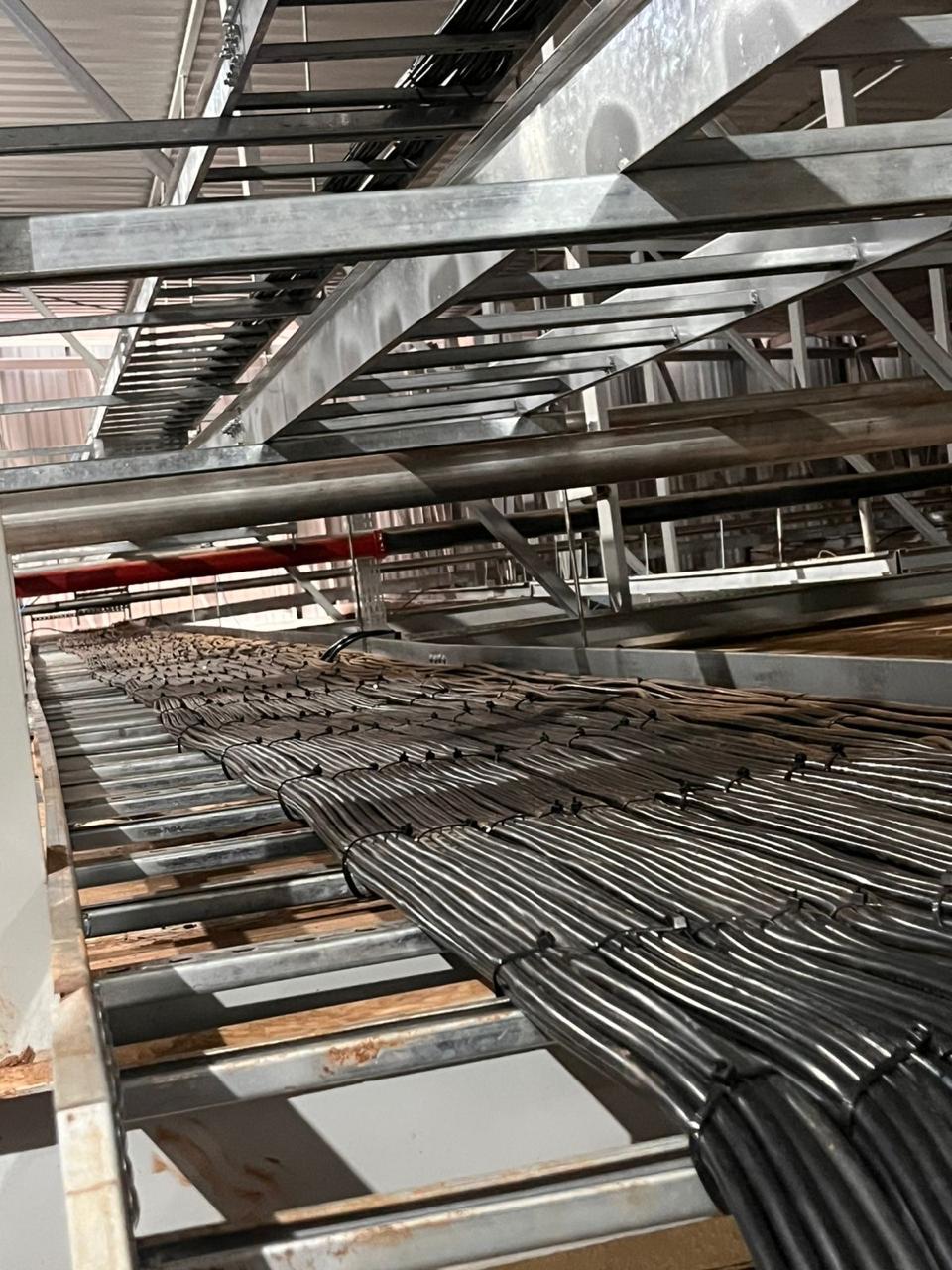 Passagem de cabos em leito